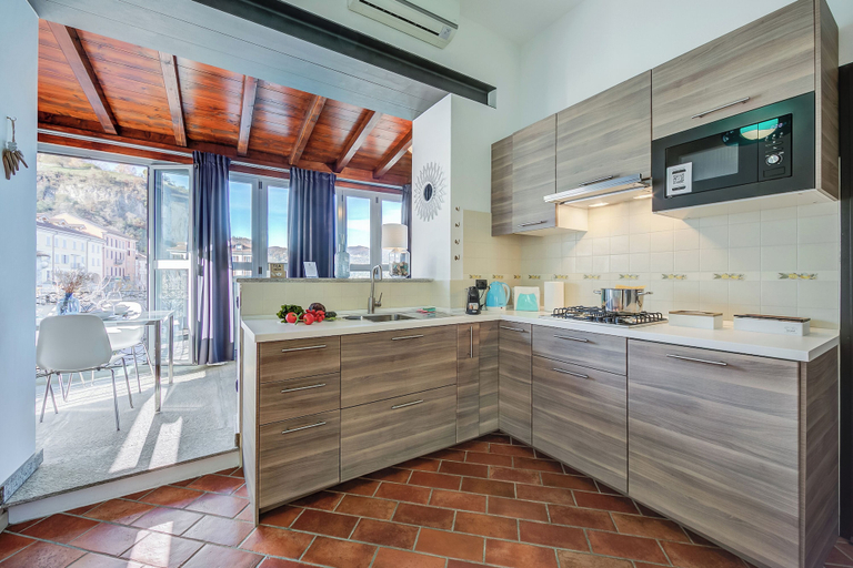 Private kitchen 5, Stella Del Lago Pied Dans L'eau in Arona, Novara