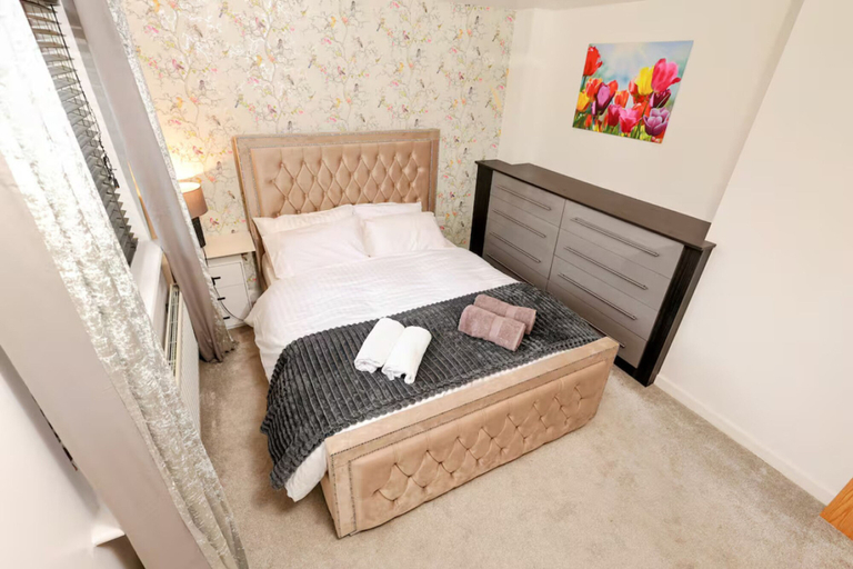 Room 3, Stylish 2BR Apartment Parking PS5 Wifi, Blackburn with Darwen