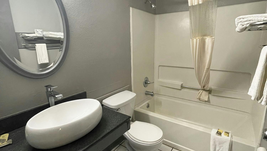 Bathroom 4, Hotel Fort Wayne North - Coliseum, Allen