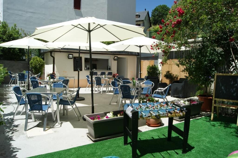 Outdoor dining, Hostal Pirineos Meliz, Huesca