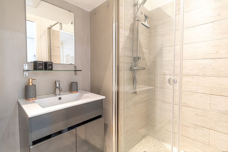 Room 5, T2 Garden Close to Amenities MC, Alpes-Maritimes