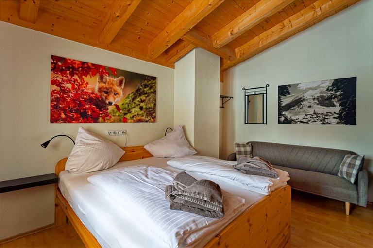 Bedroom 2, Aparthotels Berwang / Haus Wiesengrund, Reutte