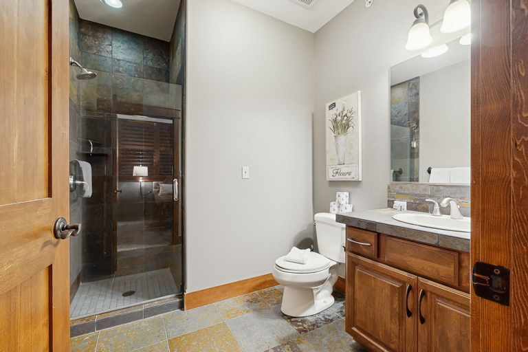 Room 2, Fabulous Riverstone Retreat, Kootenai