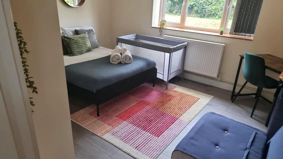 Room 5, Spacious 2BR Flat Summertown Sleeps 7 5 Star, Oxfordshire
