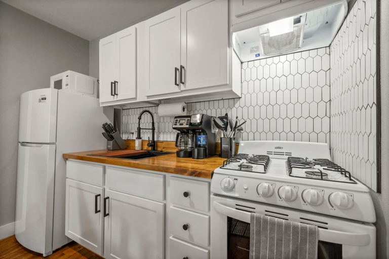 Room 2, Central Houston Studio Near Eado and Downtown, Houston