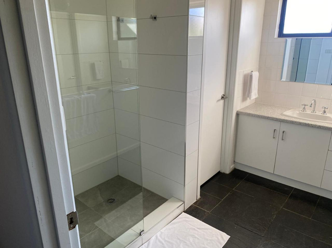 Bathroom 3, Tatura Country Motel, Tatura