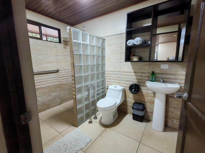 Bathroom, Cabinas El Paso de Moises, Osa
