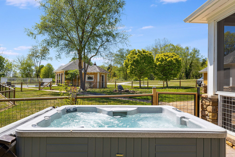 Room 5, Scenic 4BR w Deck Farm Views Free Tix, Buncombe