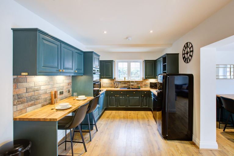 Room 2, Spacious 4BR Haven in Ipswich, Suffolk