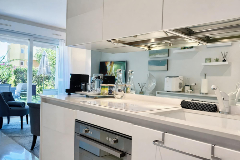 Room 2, Elegant Retreat Near Monaco Private Terrace, Alpes-Maritimes