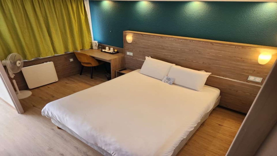 Bedroom 3, Kyriad Cambrai, Nord