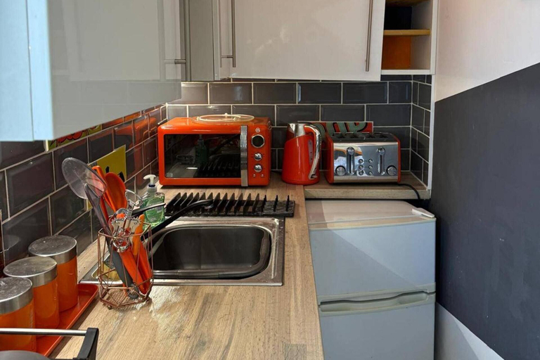 Private kitchen 4, Studio - Parking - Garden - Wifi - Sleeps 2, Cambridgeshire