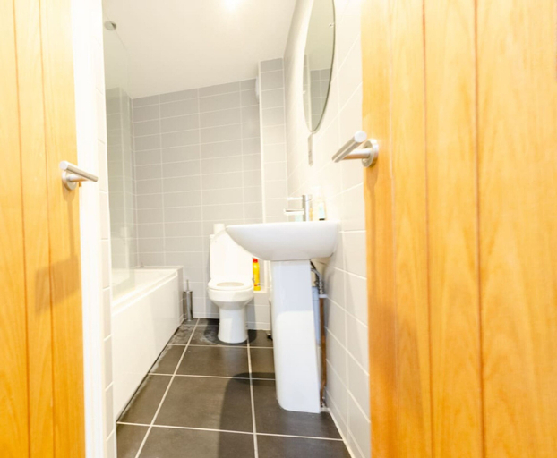 Room 5, Charlotte House Prime Location Urban Nest 2bed 2bath, Suffolk