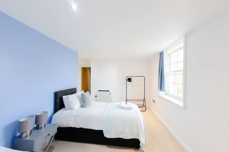 Room 2, Charlotte House Prime Location Urban Nest 2bed 2bath, Suffolk
