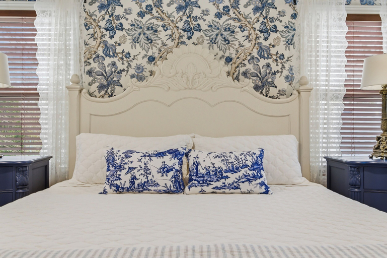 Bedroom 2, Finlay House Bed and Breakfast Niagara - on - the - Lake, Niagara