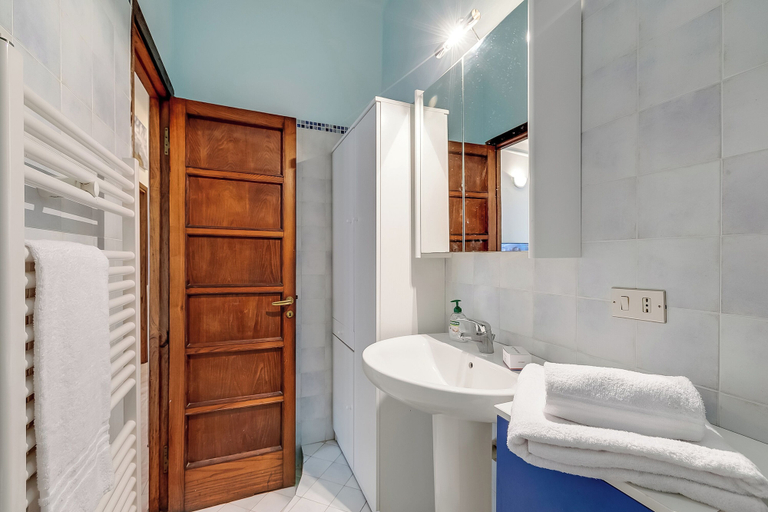Bathroom 4, Seaside Binario Blu 500 M Dal Mare, Savona