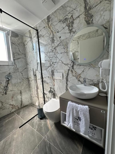 Bathroom 5, Hotel Roas Ksamil, Sarandës
