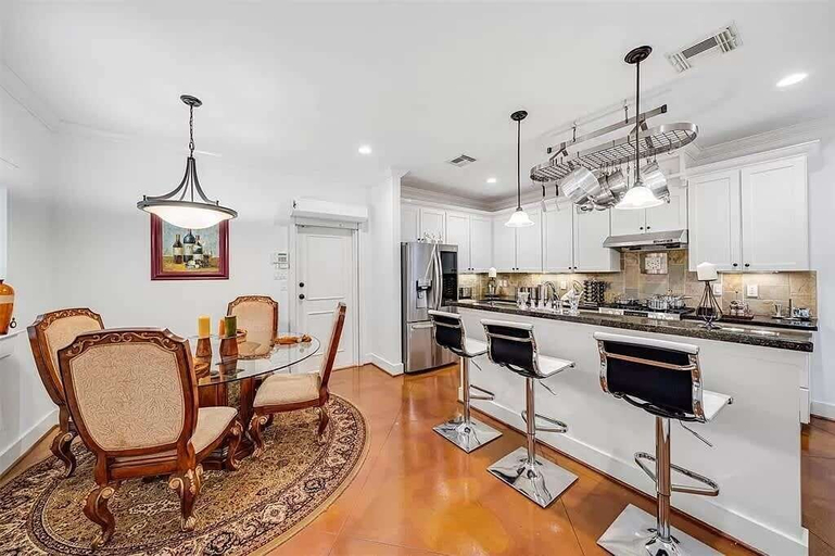 Interior 5, 3BR Home With Power, Wifi & Hot Tub, Houston