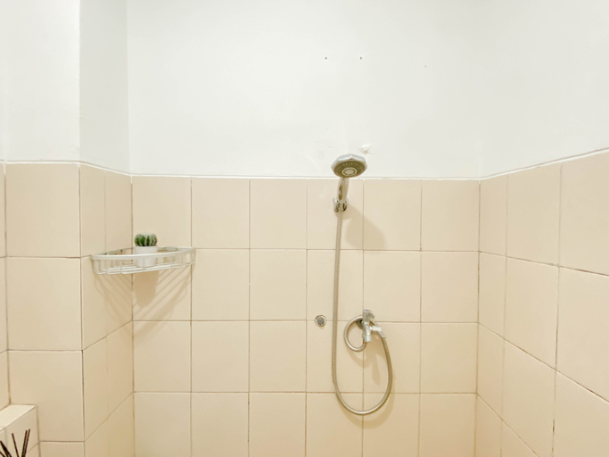 Bathroom 5, Compact Design Studio Apartment at Pakubuwono Terrace By Travelio, Jakarta Selatan