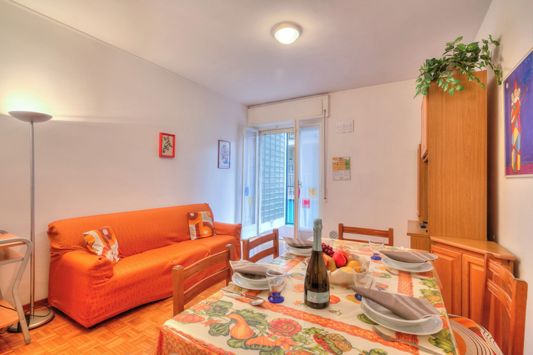 Dining 3, Casa Letizia few min From sea Outdoor Dining for 4, Imperia