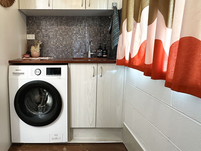Room 3, The Tides - 70s Seaside Bungalow, Douglas