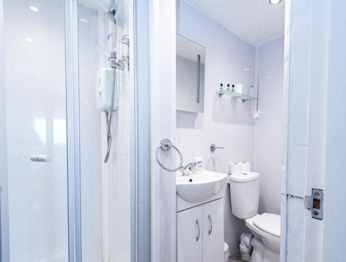 Shower 4, Bayview Apart-Hotel By Guestz, Lancashire