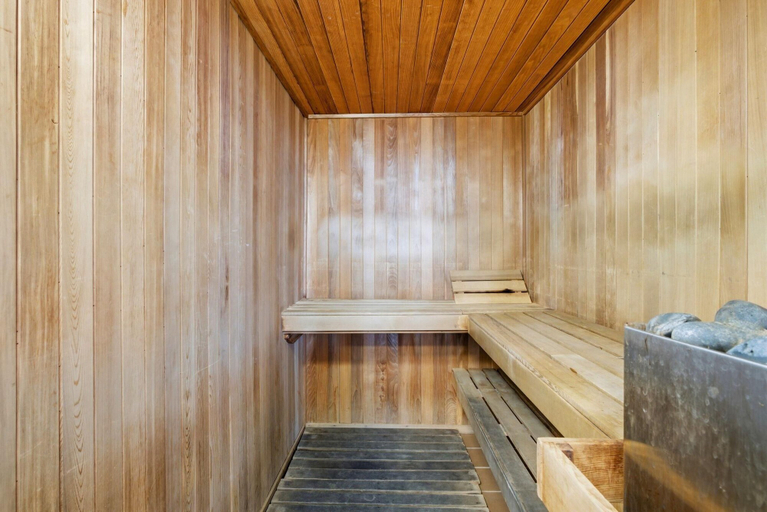 Sauna, Admiral's Quarters 506, Baldwin