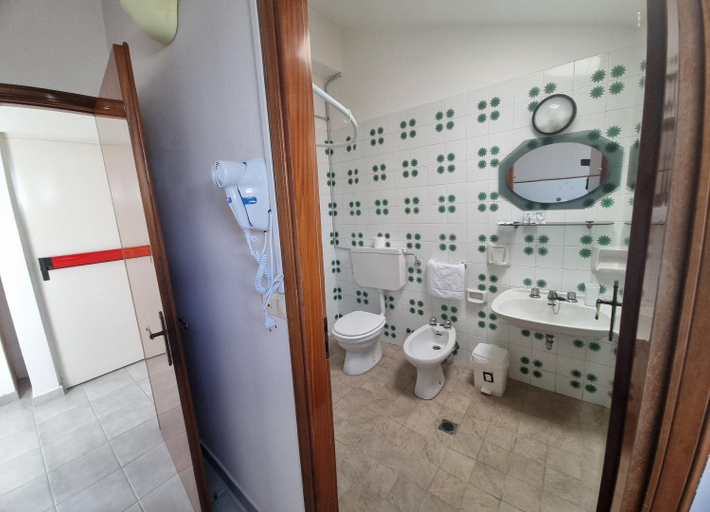 Bathroom 5, hotel Anny, Ravenna