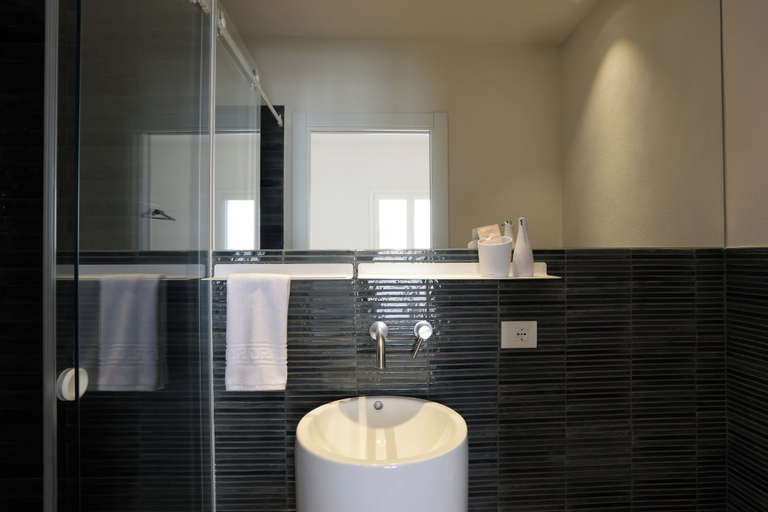 Bathroom 5, Mare Fuori, Trapani