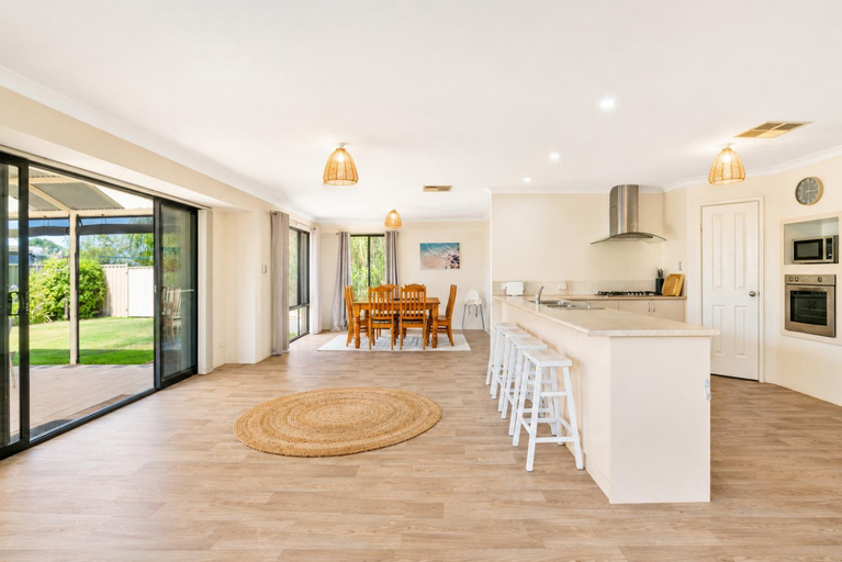 Kitchen 4, Sandpiper House, Busselton