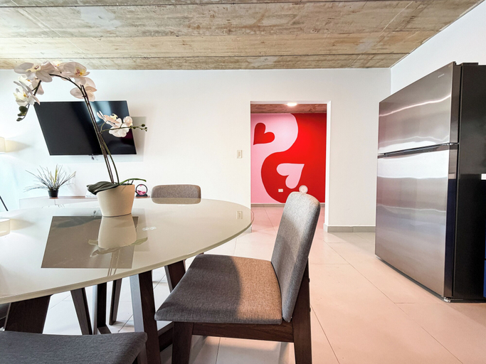 Dining 4, 609 Condado Ave