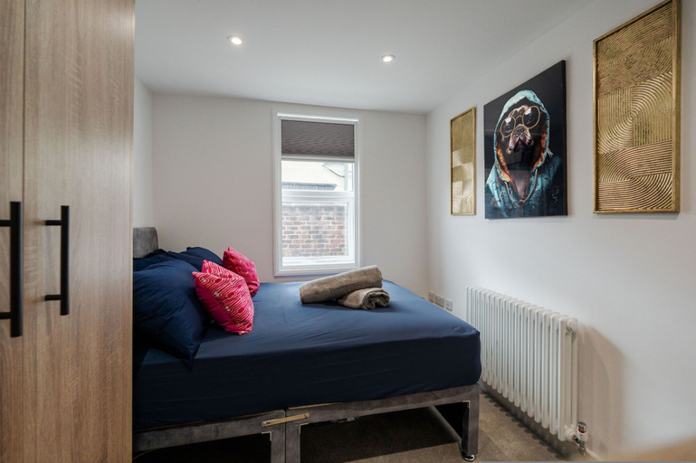 Room 2, Riverside Flat Near Park Free Parking, Warrington