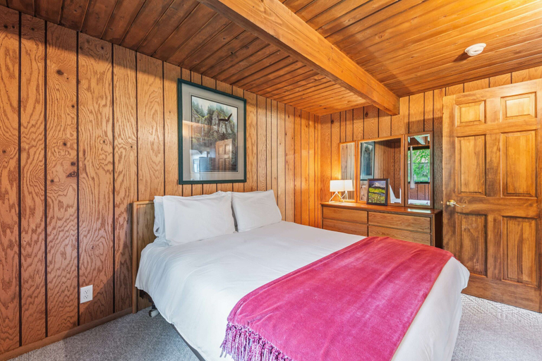 Bedroom 5, Cabin On The Lake in Harrison, Kootenai