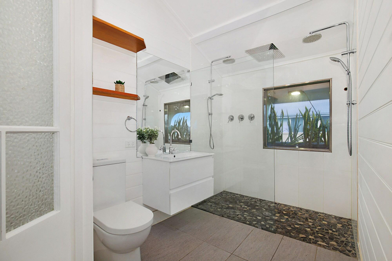 Bathroom 3, Gladstone Backpackers, Gladstone