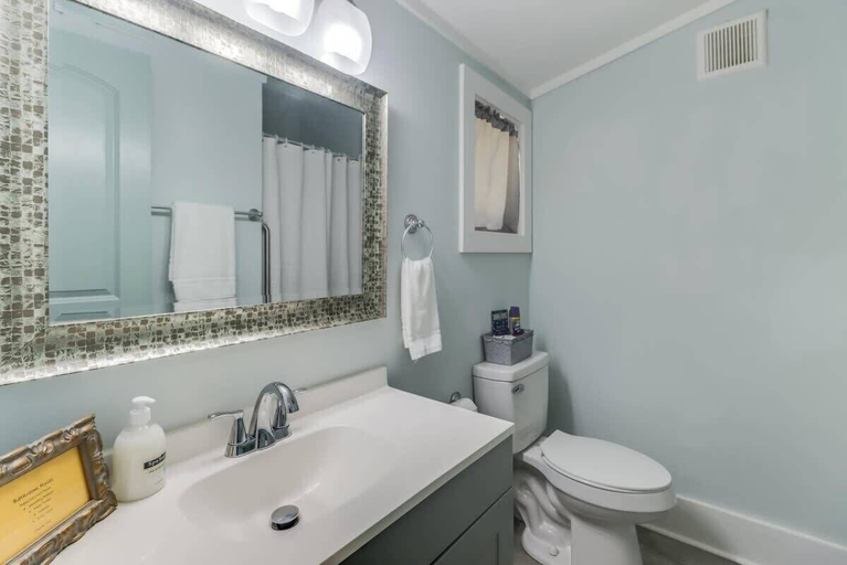 Bathroom 5, The Lucky Sands Escape, Harrison