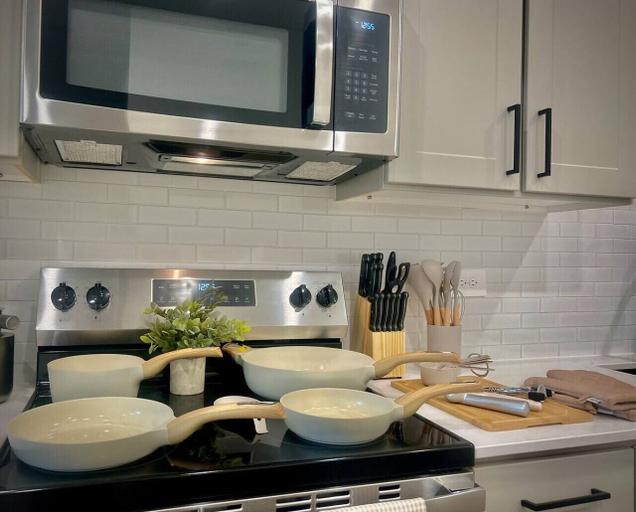 Interior 5, Modern Workfriendly Retreat w/ Fast Wifi+gym-lndry, Grayson