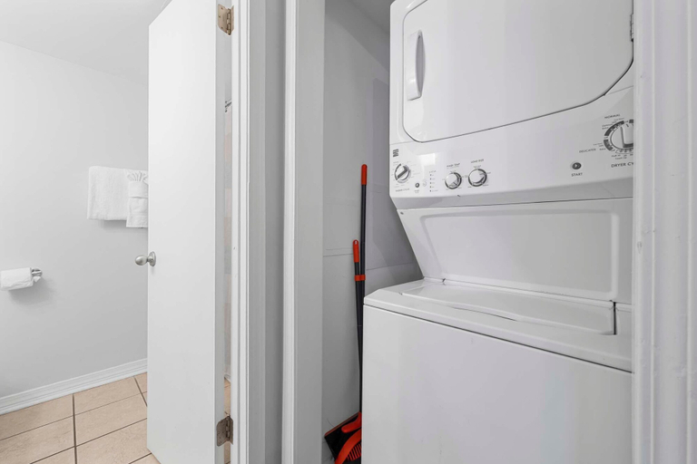 Bathroom 3, Ocean Echo 103, Baldwin