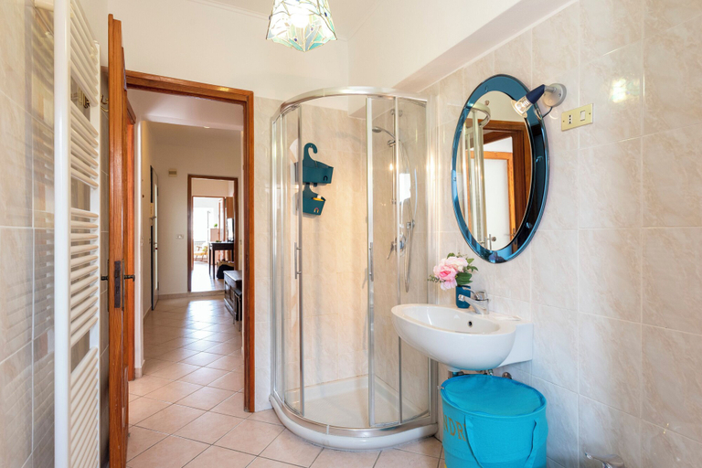 Bathroom 3, Kimera Del Parasio Historic Apartment for 4, Imperia