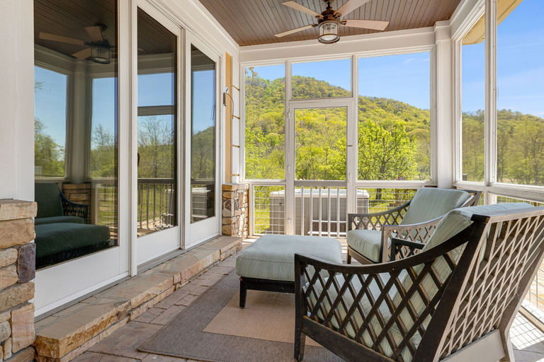 Room 3, Scenic 4BR w Deck Farm Views Free Tix, Buncombe