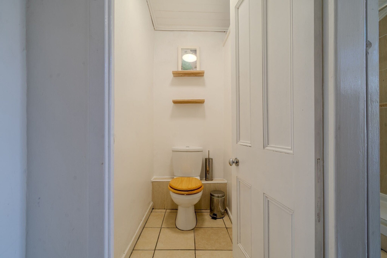 Bathroom 4, Sleeps 6 Spacious 3 Bed House w/ Free Parking, Sefton