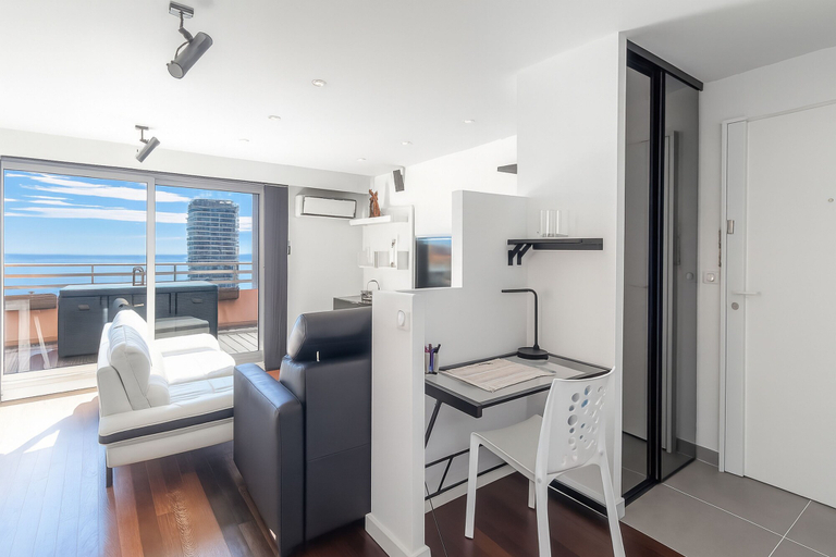 Room 5, Stunning Renovated 1-bedroom Breathtaking View, Alpes-Maritimes