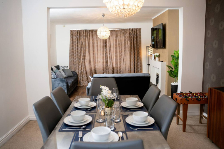 Room 4, Modern Spacious 4-bedroom Residence in Crumpsall, Manchester