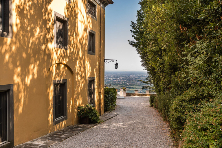 Room 4, Spacious Deluxe Apartment With Private Garden, Lucca
