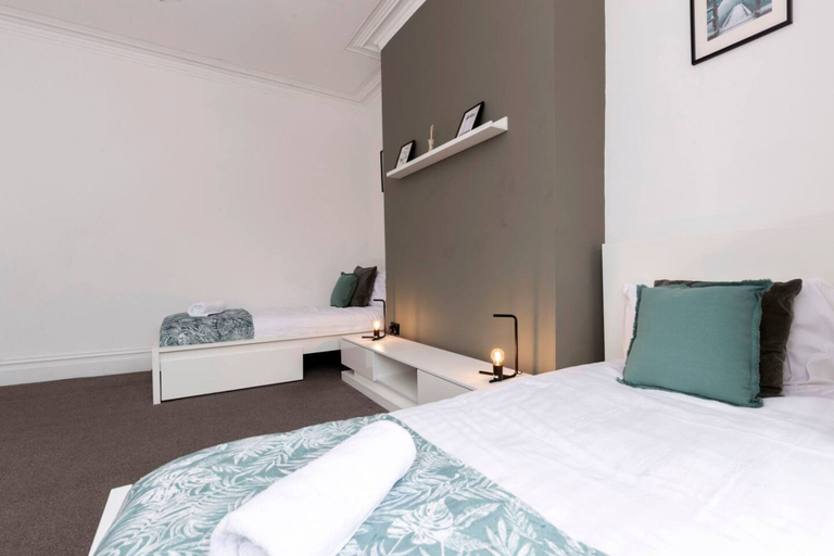 Room 3, Spacious 4BR Home in Gateshead Sleeps 8 w Parking, Gateshead