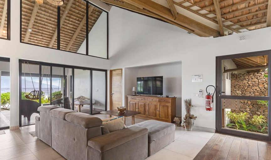 Room 1, Seaside Haven: Expansive 3BR Villa in Moorea