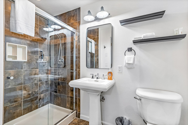 Room 4, Lake View Getaway in Hayden, Kootenai