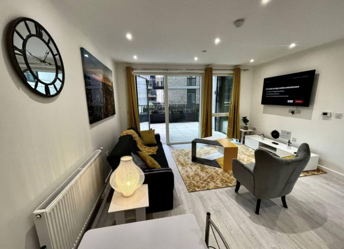 Room 4, Comfortable 2-bed Apartment With Balcony Sleeps 5, London