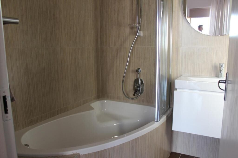 Bathroom 4, Travel Lodge, Nkangala