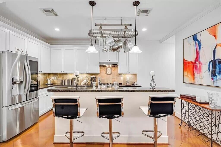 Interior 2, 3BR Home With Power, Wifi & Hot Tub, Houston