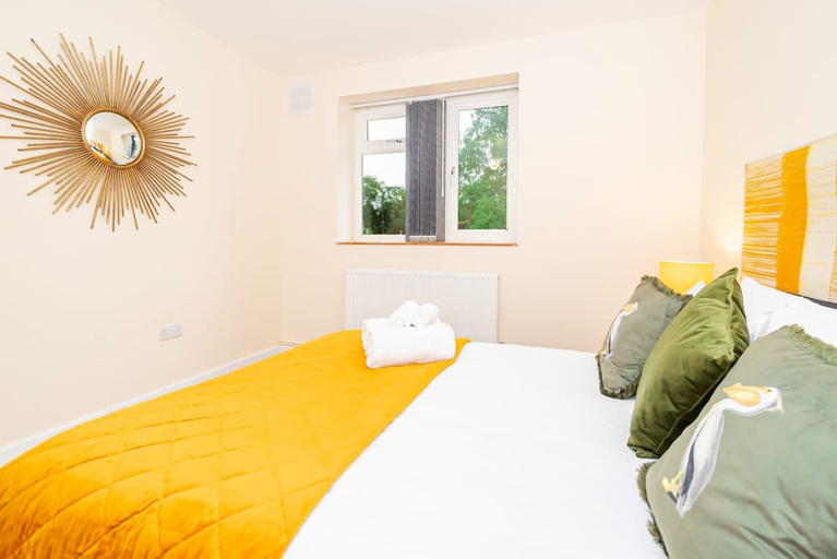 Room 3, Spacious 2BR Flat Summertown Sleeps 7 5 Star, Oxfordshire